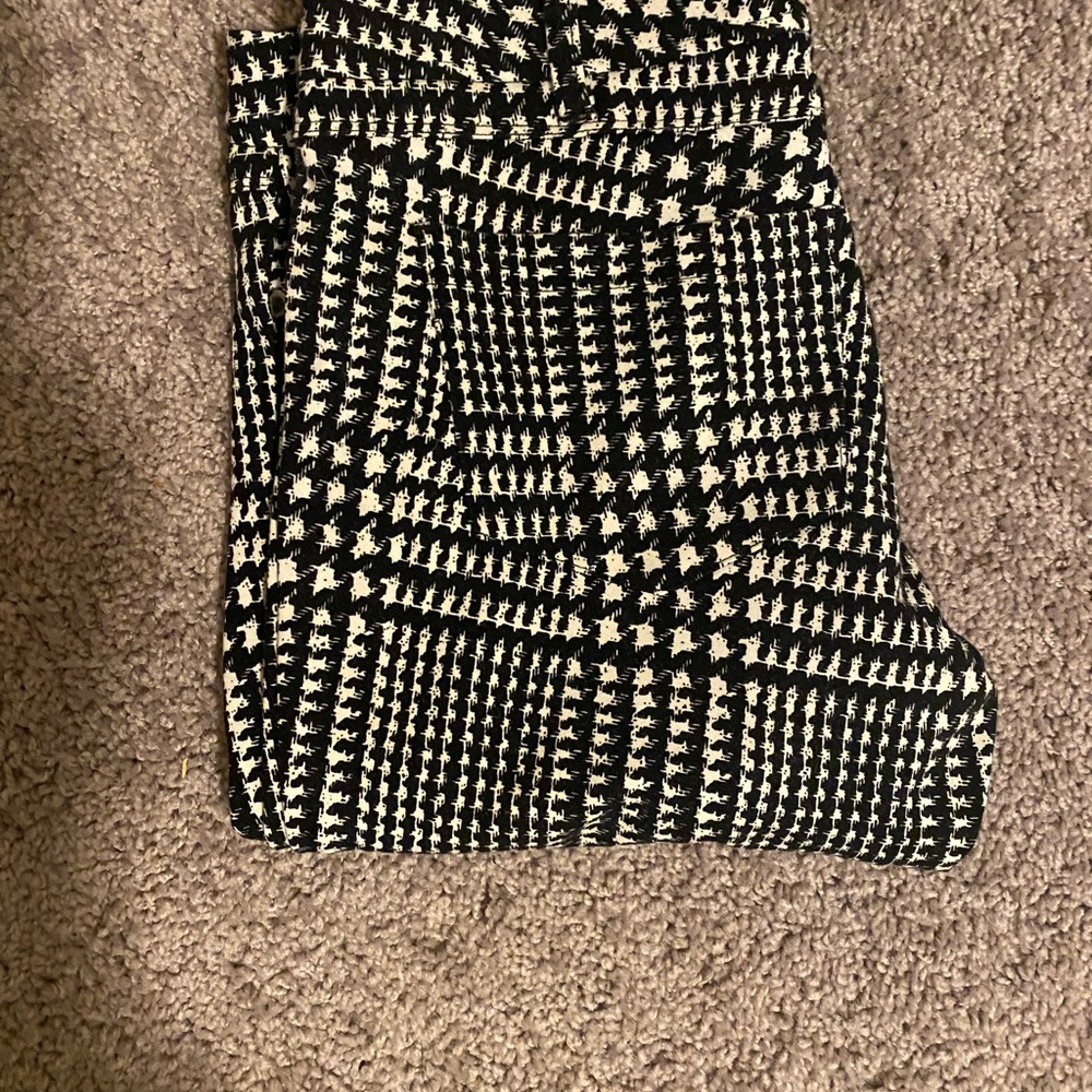 Hounds tooth leggings with pockets and zipper!